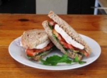 כריך חזה עוף משביע